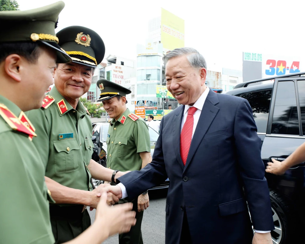 tong-bi-thu-to-lam-du-le-khanh-thanh-tuong-dai-cong-an-nhan-dan (6).jpg