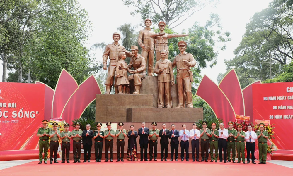 tong-bi-thu-to-lam-du-le-khanh-thanh-tuong-dai-cong-an-nhan-dan (7).jpg