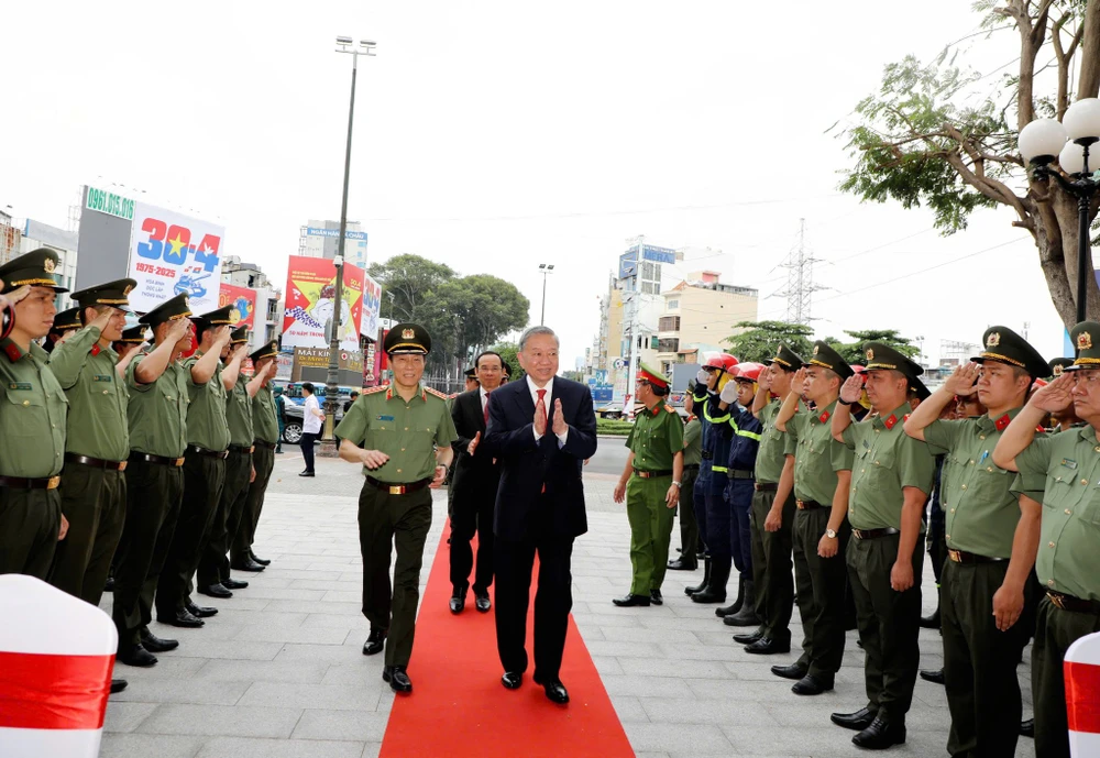tong-bi-thu-to-lam-du-le-khanh-thanh-tuong-dai-cong-an-nhan-dan (9).jpg
