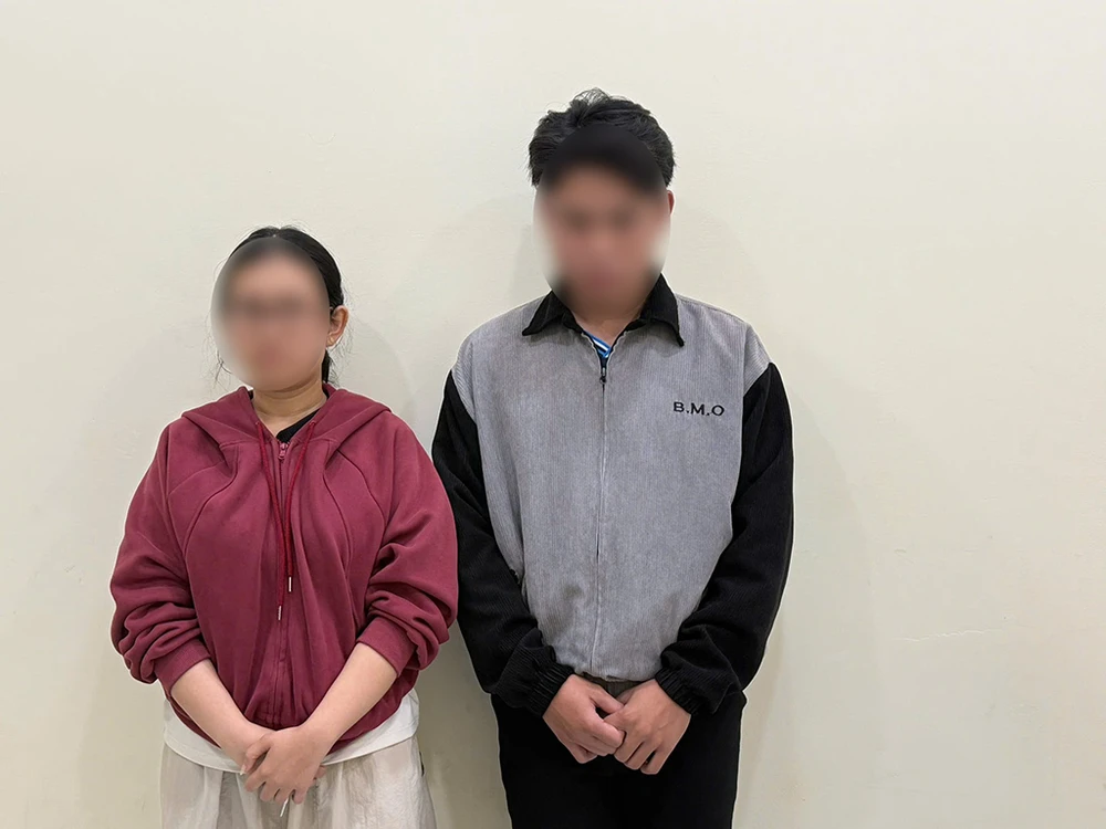 Đôi nam nữ thanh niên dàn dựng cảnh quay clip diễu binh thì mất điện thoại