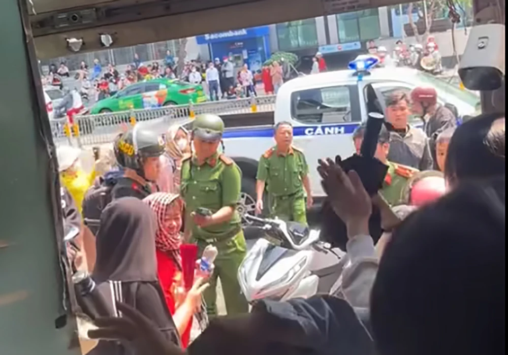 Bãi giữ xe thu 100.000 đồng/lượt, bị xử lý vì 'chặt chém' dịp lễ diễu binh