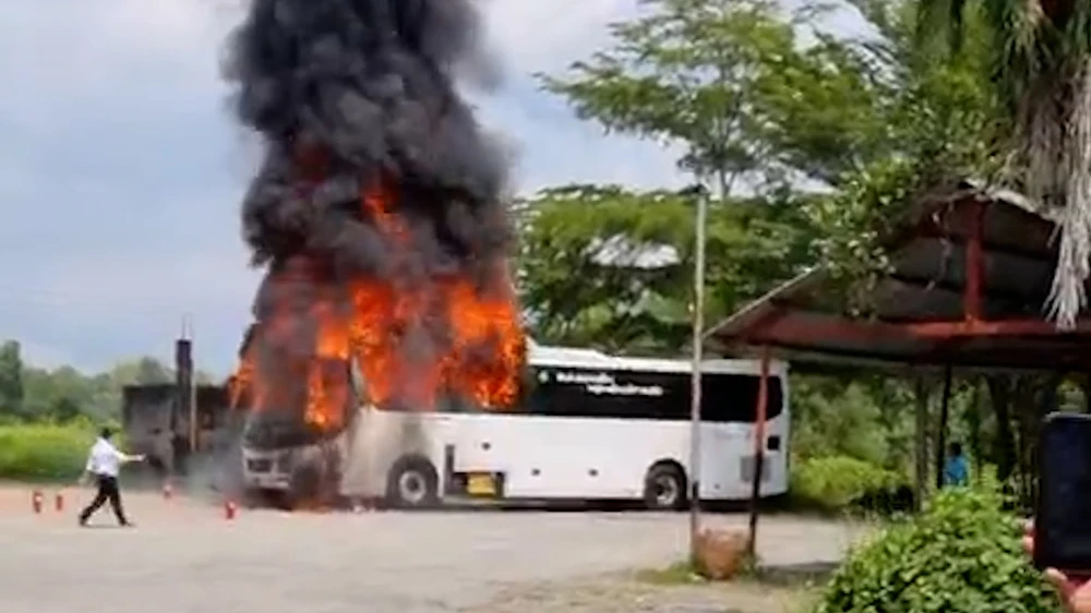 Xe khách cháy rụi tại bãi xe nhà hàng ở Củ Chi, khách hốt hoảng tháo chạy