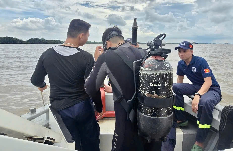 Sà lan chở 900 tấn đá lật úp trên sông Soài Rạp, một thuyền viên mất tích