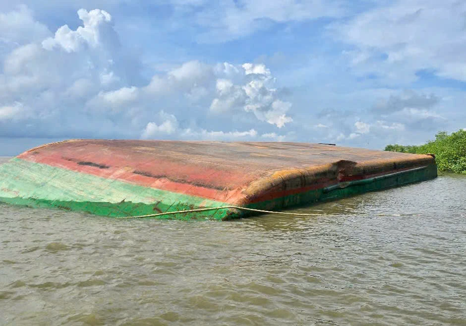 sa-lan-cho-900-tan-da-lat-up-tren-song-soai-rap-mot-thuyen-vien-mat-tich (2).jpg