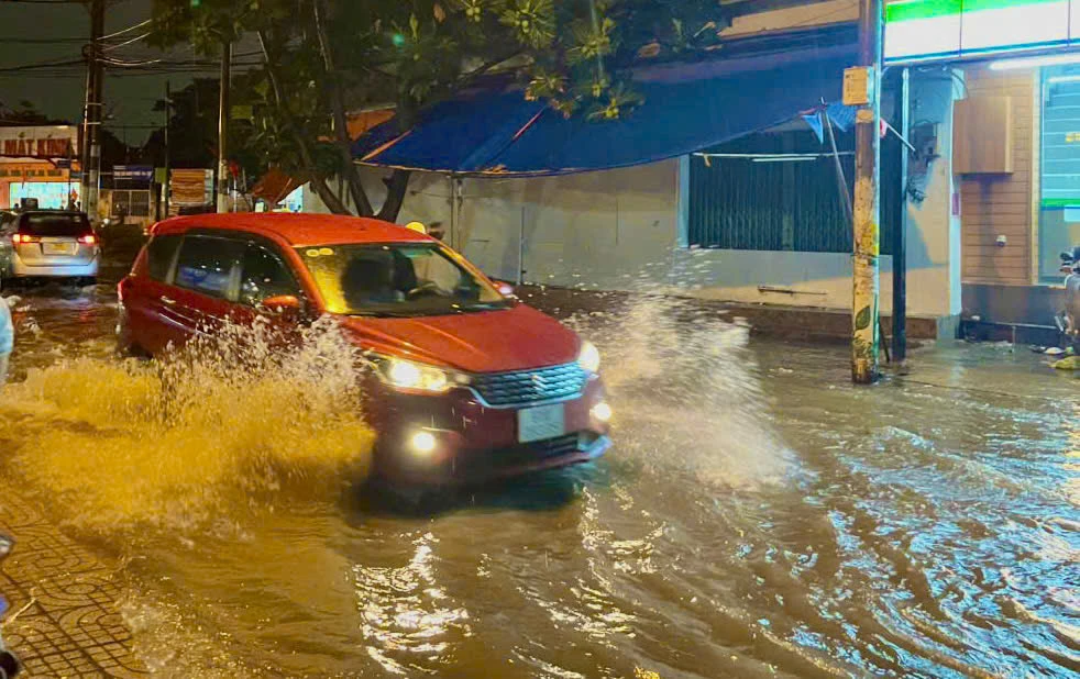 con-mua-dau-mua-keo-dai-nhieu-doan-duong-o-tp-thu-duc-thanh-bien-nuoc (1).jpg