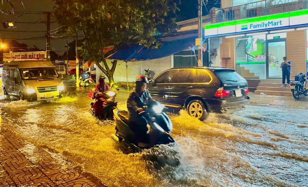 con-mua-dau-mua-keo-dai-nhieu-doan-duong-o-tp-thu-duc-thanh-bien-nuoc (2).jpg