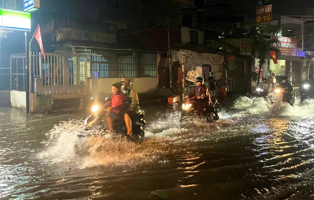con-mua-dau-mua-keo-dai-nhieu-doan-duong-o-tp-thu-duc-thanh-bien-nuoc (4).jpg