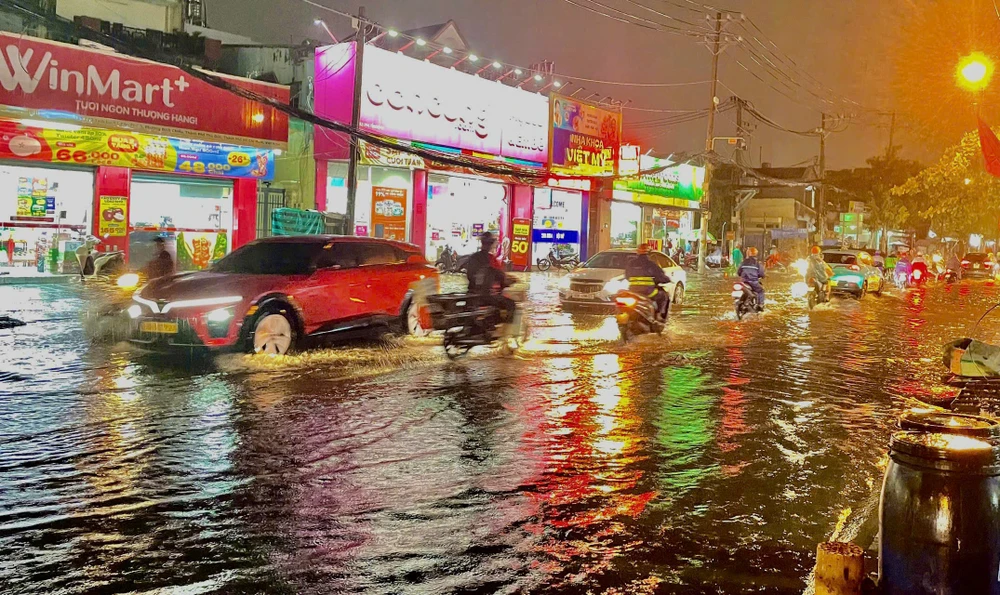 con-mua-dau-mua-keo-dai-nhieu-doan-duong-o-tp-thu-duc-thanh-bien-nuoc (5).jpg