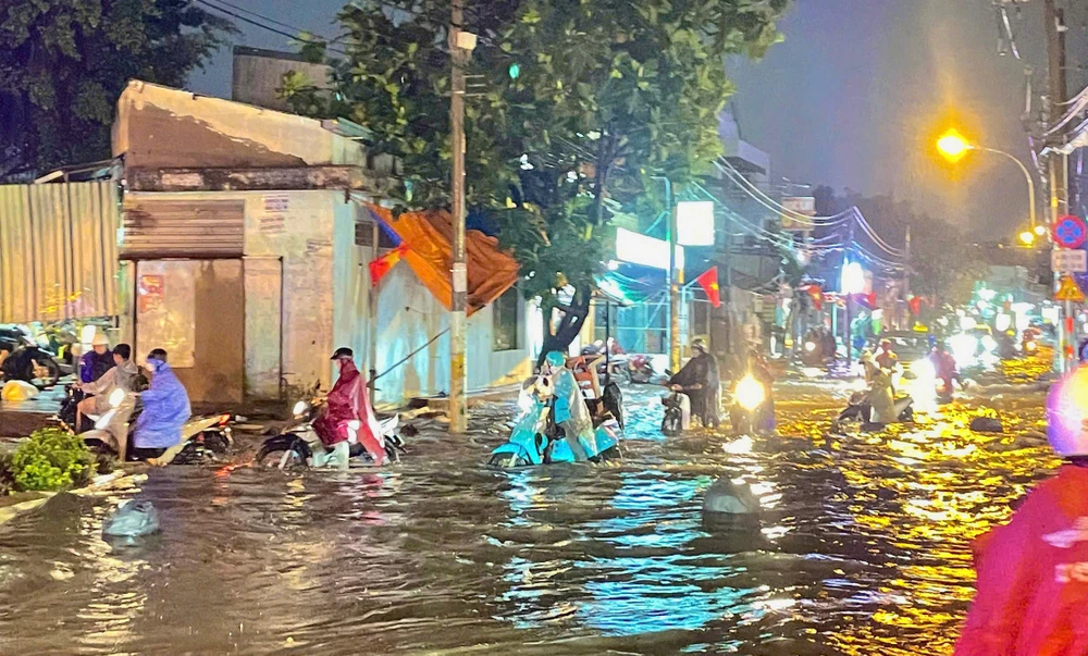 Cơn mưa đầu mùa kéo dài, nhiều đoạn đường ở TP Thủ Đức thành 'biển nước'