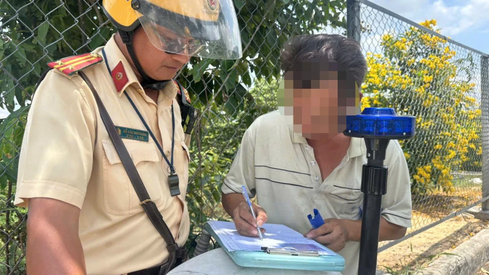 csgt-tp-hcm-xu-ly-hang-ngan-vi-pham-giu-vung-trat-tu-dip-le-30-4-va-1-5 (1).jpg