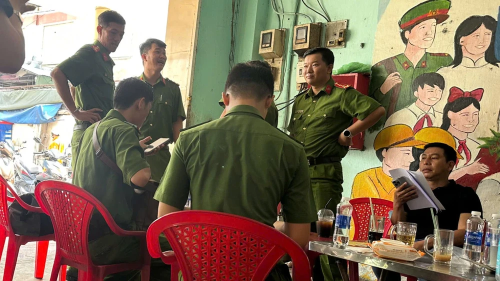 Cháy chung cư Viễn Đông, 5 người được cảnh sát cứu kịp thời