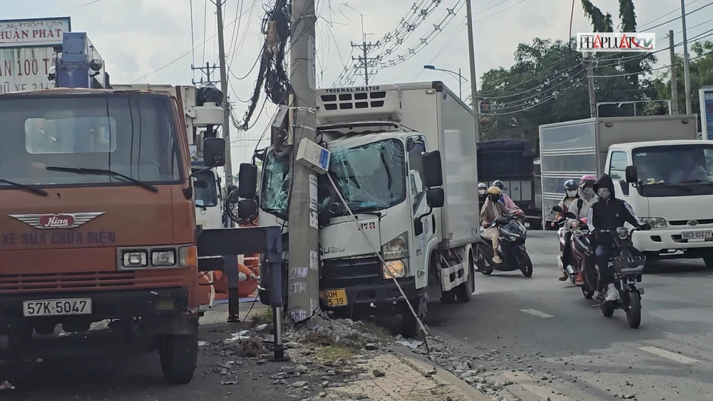 Xe tải tông gãy trụ điện ở Hóc Môn, kẹt xe kéo dài nhiều km