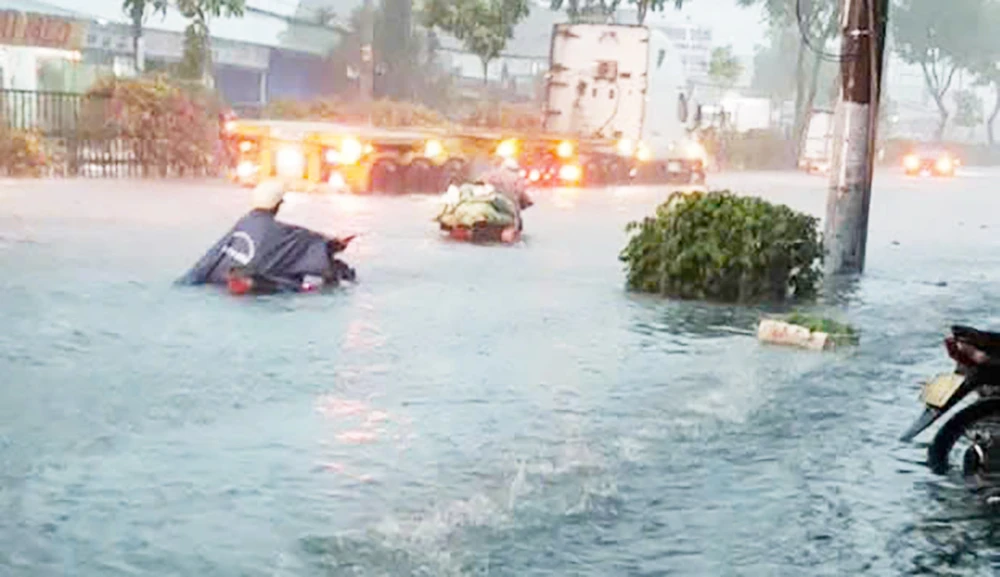 Mưa rất lớn sáng sớm, nhiều tuyến đường TP.HCM ngập nặng