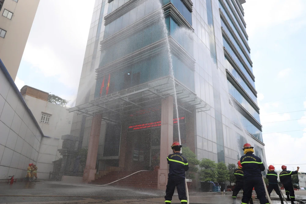 Hơn 200 tài xế xe bồn, nhân viên cây xăng ở TP.HCM được huấn luyện PCCC