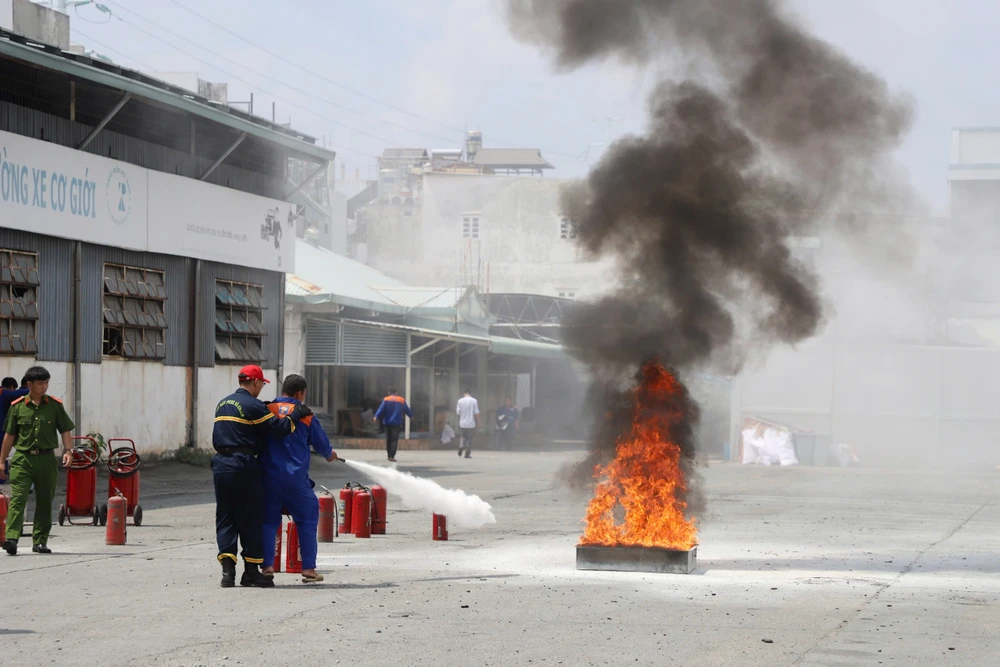 Hơn 200 tài xế xe bồn, nhân viên cây xăng ở TP.HCM được huấn luyện PCCC