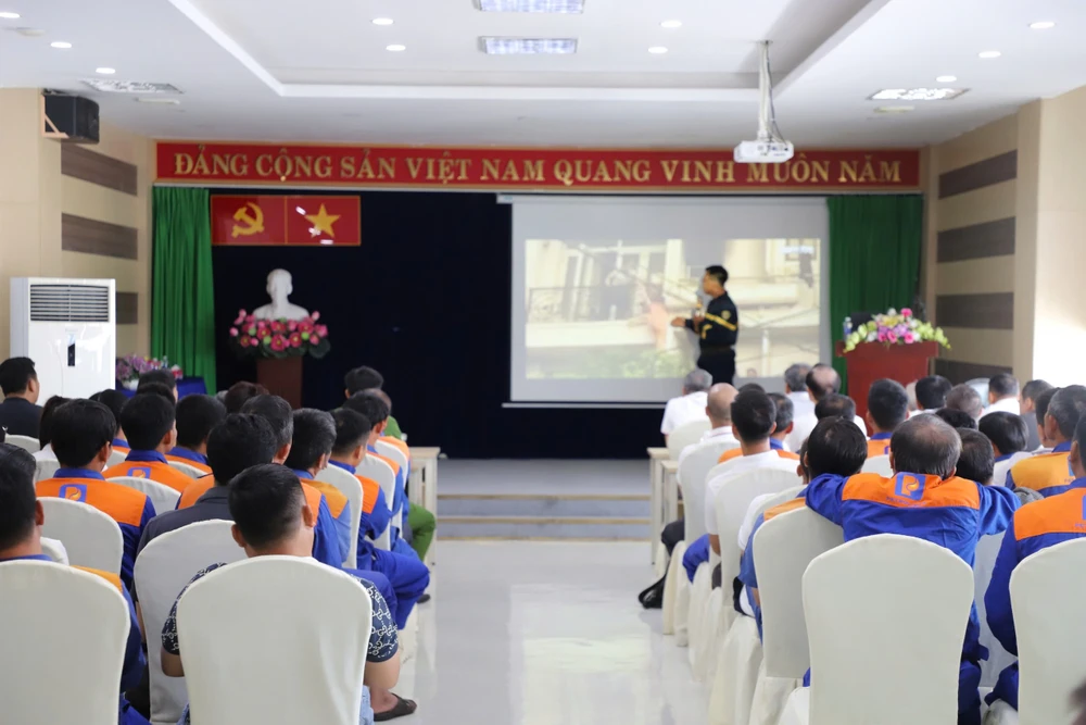 Hơn 200 tài xế xe bồn, nhân viên cây xăng ở TP.HCM được huấn luyện PCCC