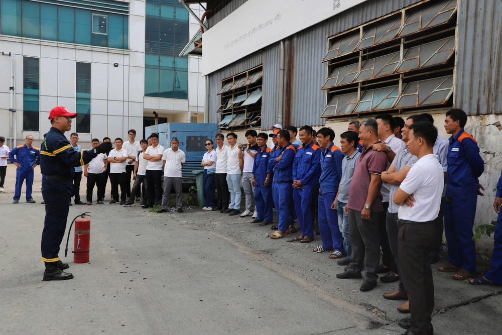 Hơn 200 tài xế xe bồn, nhân viên cây xăng ở TP.HCM được huấn luyện PCCC