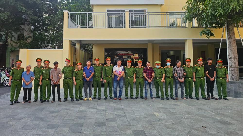 Công an TP.HCM bắt thêm 2 cán bộ hải quan trong vụ buôn lậu hàng triệu lít dầu DO