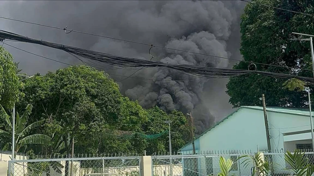 Cháy lớn xưởng nội thất ở huyện Hóc Môn, hàng chục cảnh sát ứng cứu