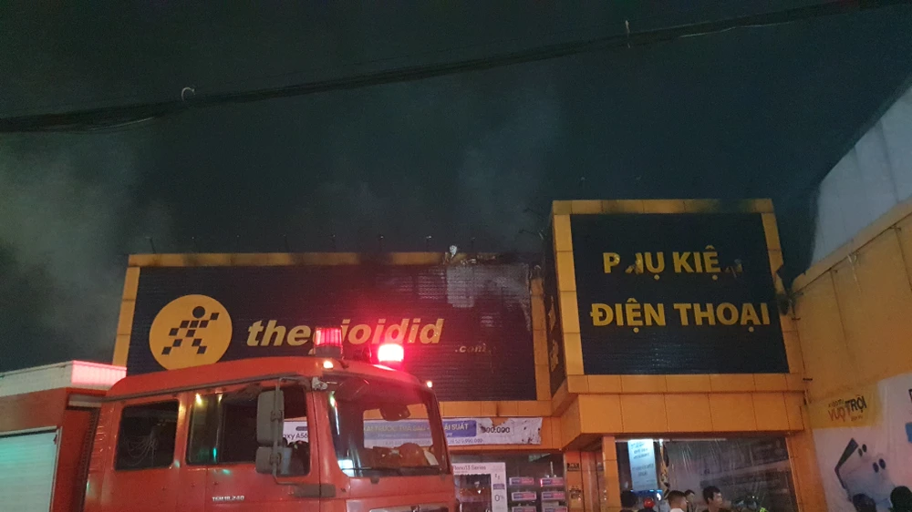 TP.HCM: Cháy cửa hàng điện thoại ở ngã tư, khách hoảng loạn tháo chạy