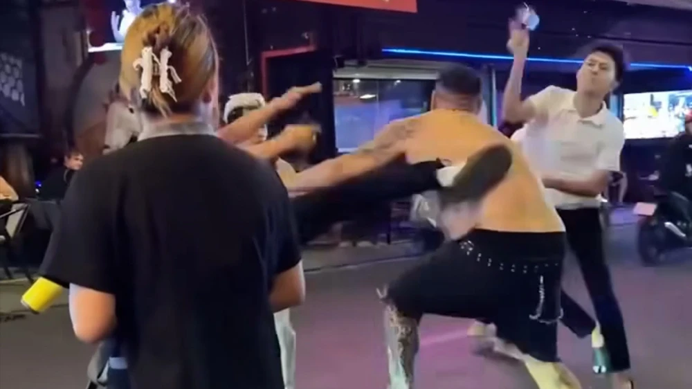 Một người nước ngoài bị đánh hội đồng ở Phố Tây Bùi Viện