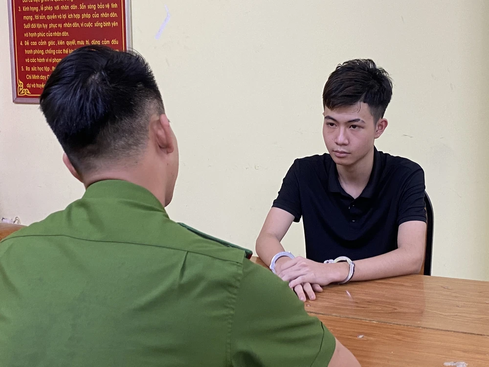 Bắt khẩn cấp nam thanh niên đánh người đàn ông ngoại quốc ở phố Tây Bùi Viện