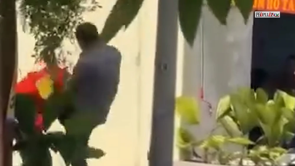 Nam shipper bị người đàn ông đánh, lên gối vào mặt ở TP Thủ Đức