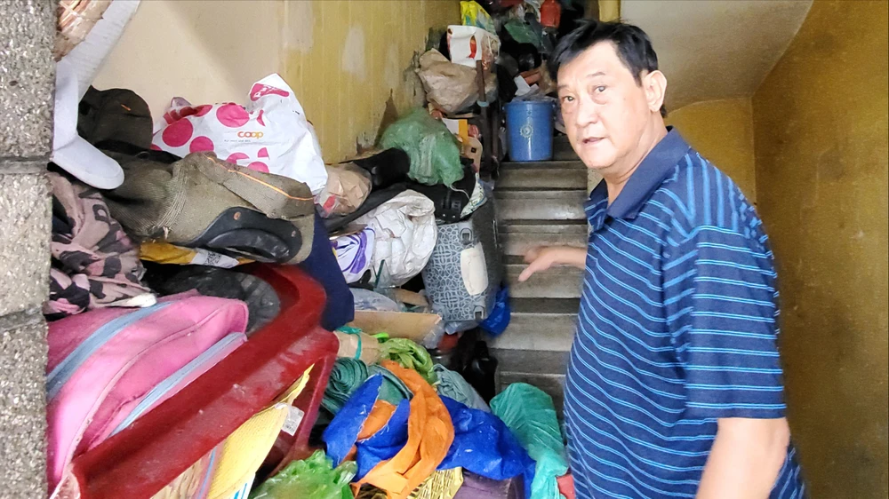 Một người tích trữ ve chai ở nhà nhiều năm, cả chung cư nơm nớp lo cháy nổ