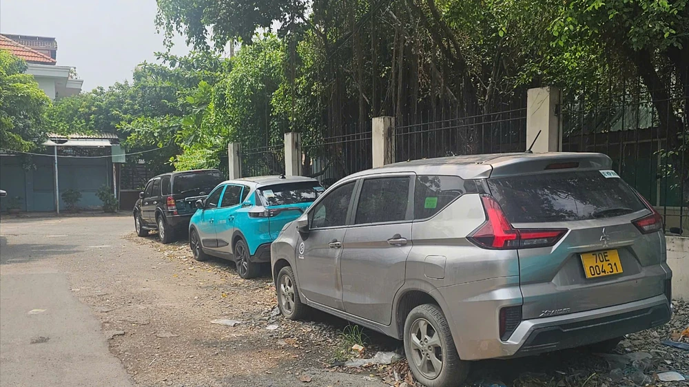 Ô tô vô chủ đậu cả năm không ai tới lấy ở quận Tân Phú