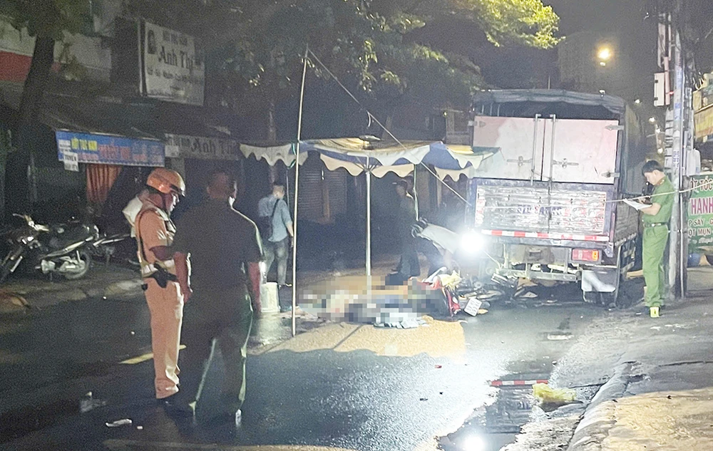 Tông thẳng vào đuôi xe tải trong đêm, hai người thương vong