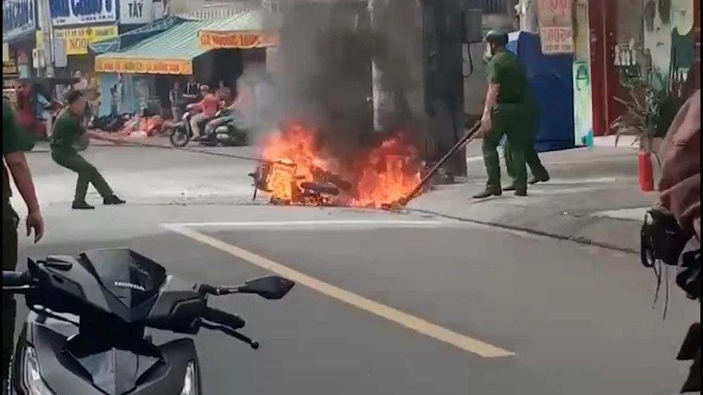 Xe điện đang chạy bốc cháy ngùn ngụt, nhiều cảnh sát vất vả dập lửa