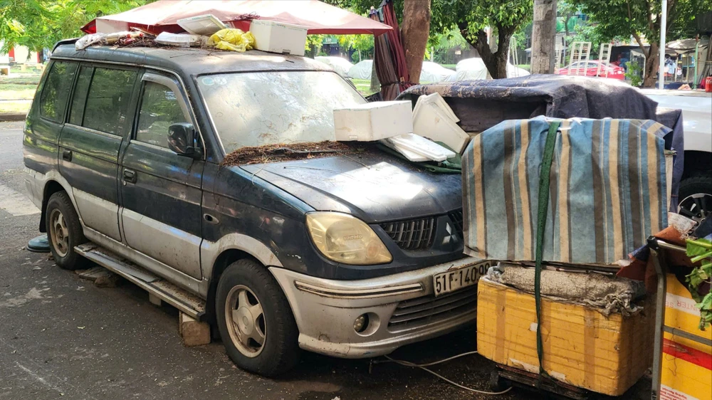 2 ô tô bị ‘bỏ quên’ nhiều năm thành nơi để đồ đạc ở Tân Phú