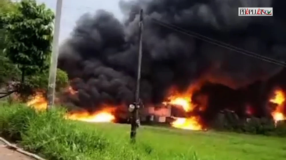 Cháy dữ dội xưởng nhựa ở huyện Hóc Môn lúc sáng sớm