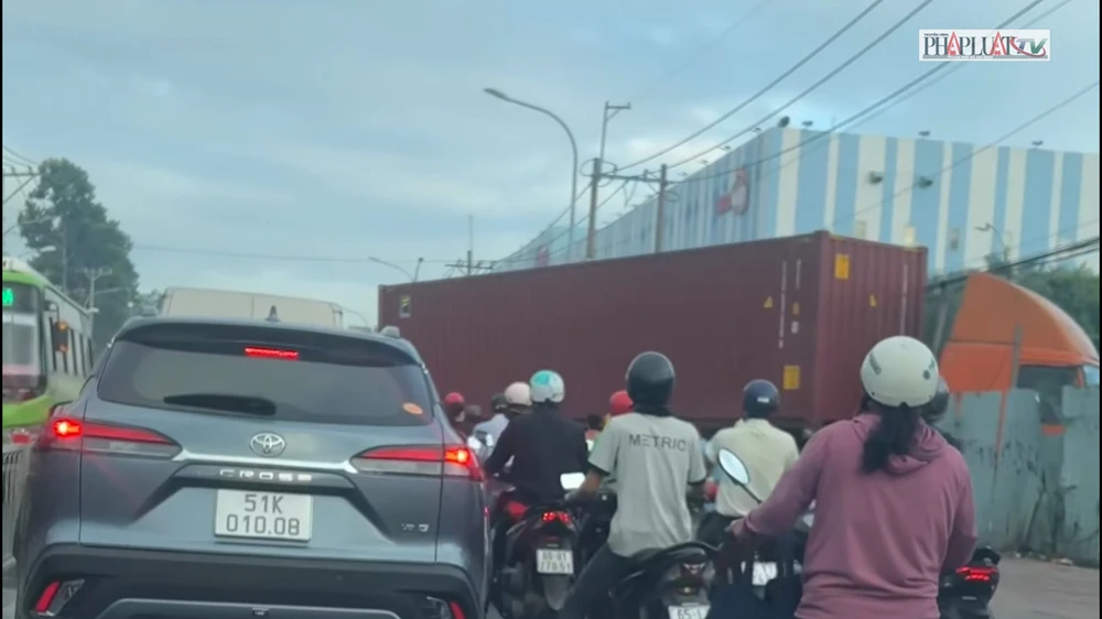 Xe container tông dải phân cách, lao sang làn đường ngược lại ở Củ Chi