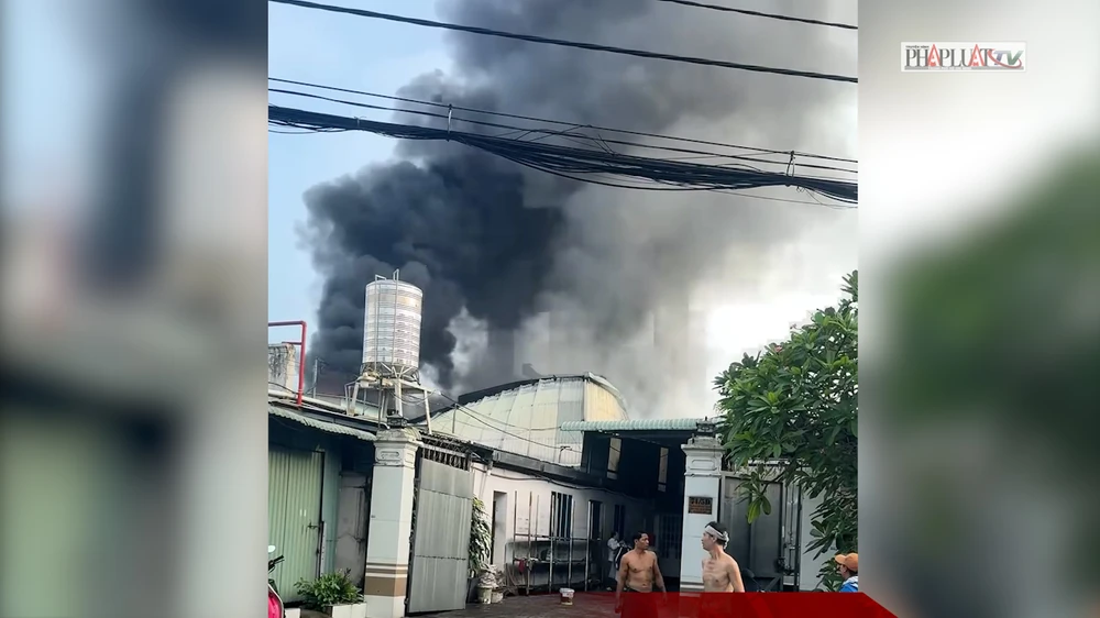 Cháy dữ dội kho hàng ở Hóc Môn, nhiều tài sản bị thiêu rụi