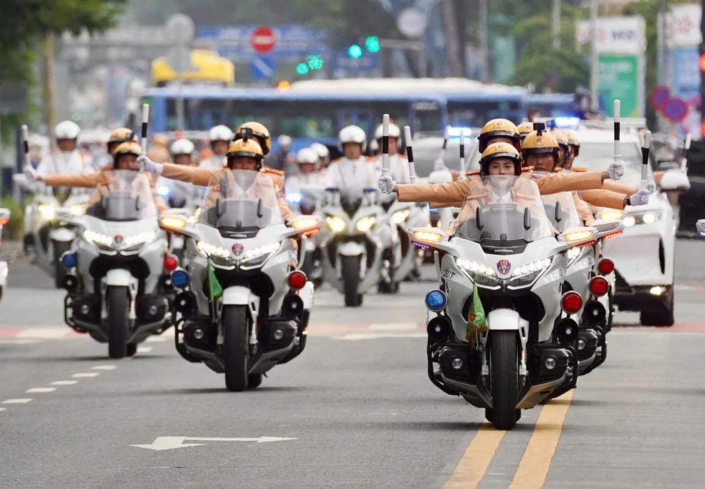 khong-the-roi-mat-truoc-canh-canh-ve-trinh-dien-giai-cuu-nhan-vat-vip (12).jpg