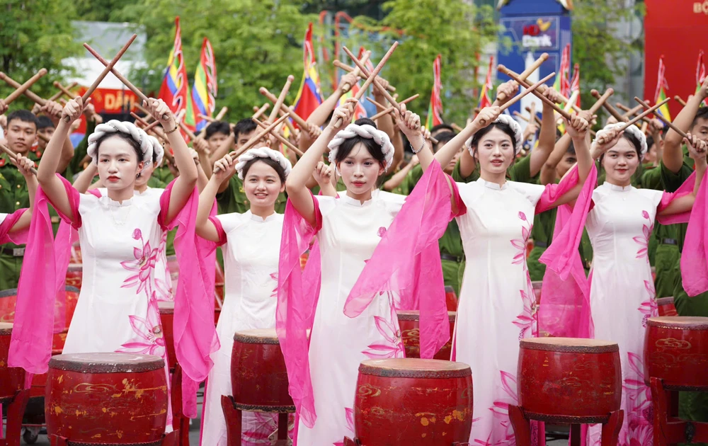 khong-the-roi-mat-truoc-canh-canh-ve-trinh-dien-giai-cuu-nhan-vat-vip (20).jpg