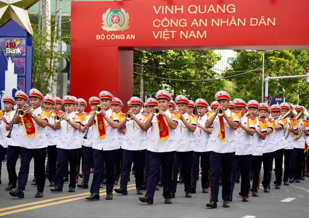 khong-the-roi-mat-truoc-canh-canh-ve-trinh-dien-giai-cuu-nhan-vat-vip (21).jpg