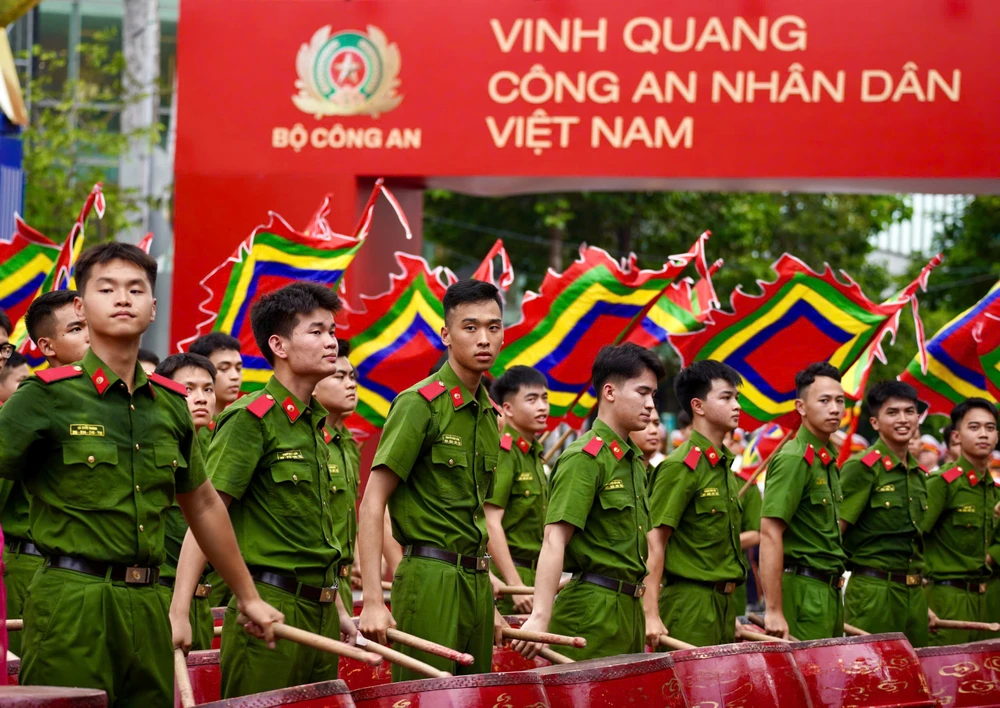 khong-the-roi-mat-truoc-canh-canh-ve-trinh-dien-giai-cuu-nhan-vat-vip (22).jpg