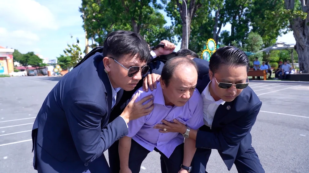 man-nhan-canh-canh-ve-tieu-diet-khung-bo-bao-ve-yeu-nhan-trong-tinh-huong-dien-tap (10).jpg