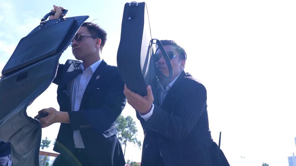 man-nhan-canh-canh-ve-tieu-diet-khung-bo-bao-ve-yeu-nhan-trong-tinh-huong-dien-tap (11).jpg