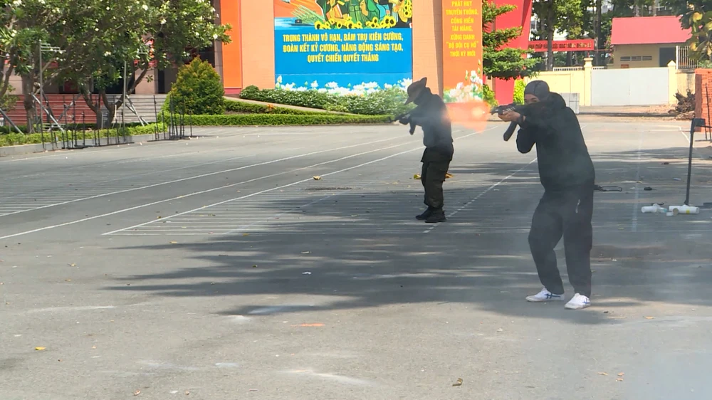 man-nhan-canh-canh-ve-tieu-diet-khung-bo-bao-ve-yeu-nhan-trong-tinh-huong-dien-tap (12).jpg