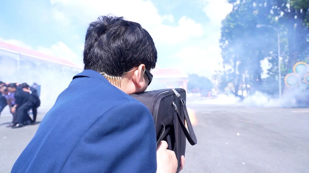 man-nhan-canh-canh-ve-tieu-diet-khung-bo-bao-ve-yeu-nhan-trong-tinh-huong-dien-tap (14).jpg