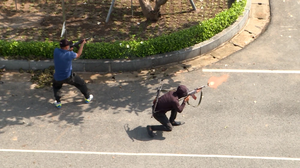 man-nhan-canh-canh-ve-tieu-diet-khung-bo-bao-ve-yeu-nhan-trong-tinh-huong-dien-tap (15).jpg