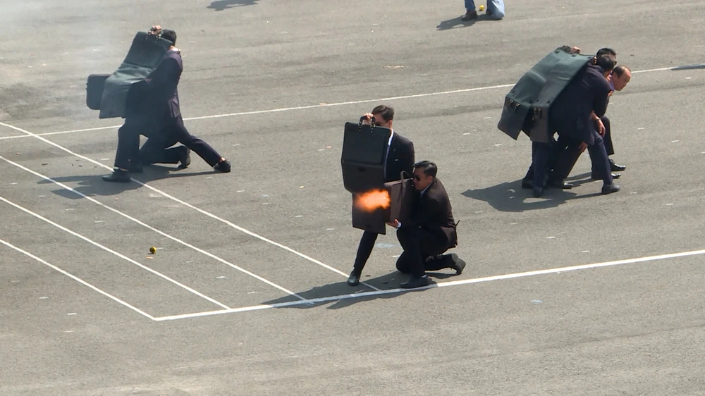 man-nhan-canh-canh-ve-tieu-diet-khung-bo-bao-ve-yeu-nhan-trong-tinh-huong-dien-tap (16).jpg