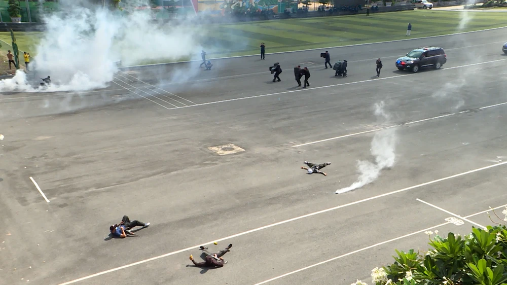 man-nhan-canh-canh-ve-tieu-diet-khung-bo-bao-ve-yeu-nhan-trong-tinh-huong-dien-tap (17).jpg