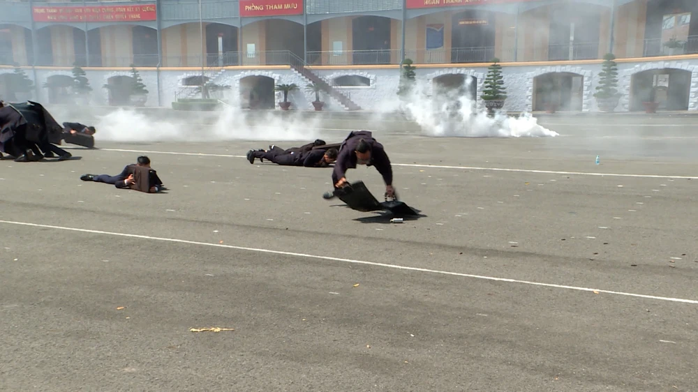 man-nhan-canh-canh-ve-tieu-diet-khung-bo-bao-ve-yeu-nhan-trong-tinh-huong-dien-tap (18).jpg