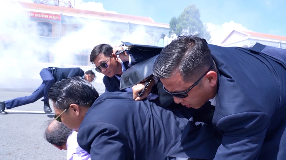 man-nhan-canh-canh-ve-tieu-diet-khung-bo-bao-ve-yeu-nhan-trong-tinh-huong-dien-tap (19).jpg