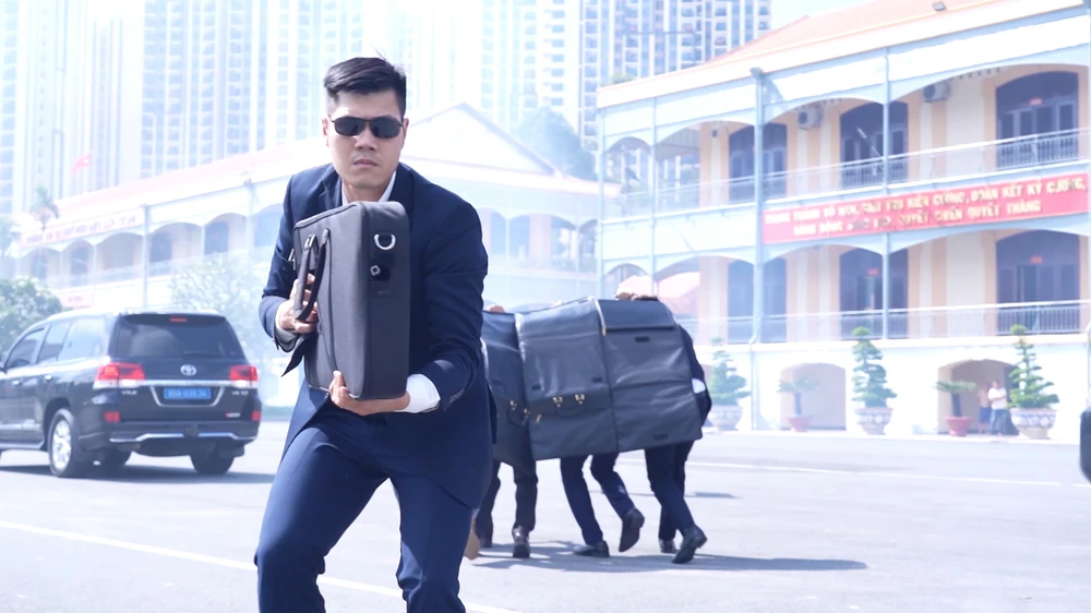 man-nhan-canh-canh-ve-tieu-diet-khung-bo-bao-ve-yeu-nhan-trong-tinh-huong-dien-tap (21).jpg