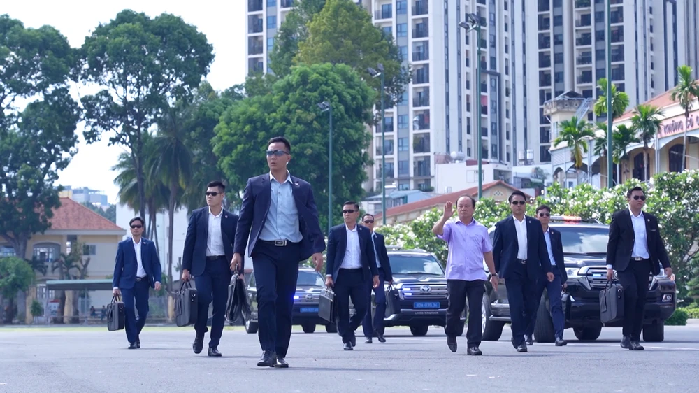 man-nhan-canh-canh-ve-tieu-diet-khung-bo-bao-ve-yeu-nhan-trong-tinh-huong-dien-tap (5).jpg